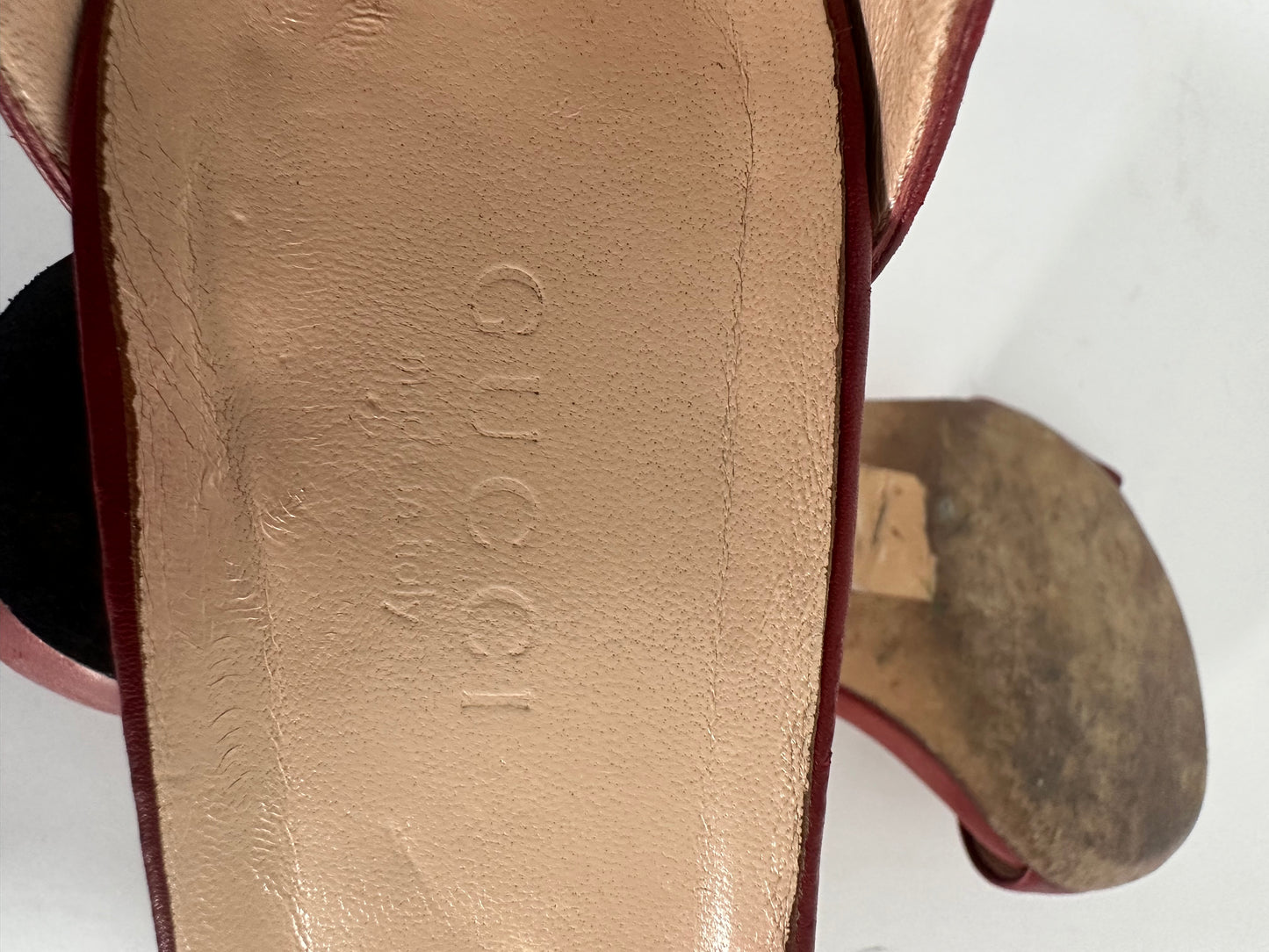 GUCCI
Horsebit Accent Leather Sandals Size 38