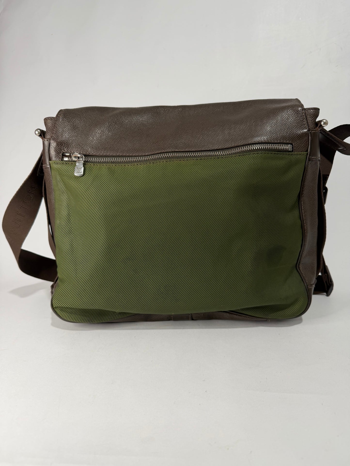 LOUIS VUITTON
Brown Taiga Leather Viktor Messenger Bag