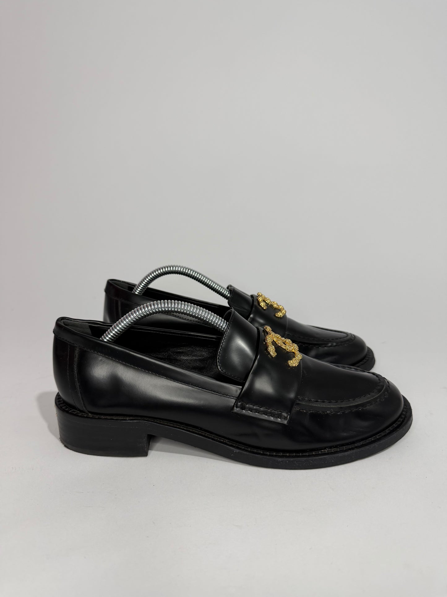 Chanel
Interlocking CC Logo Loafers
Women's Size