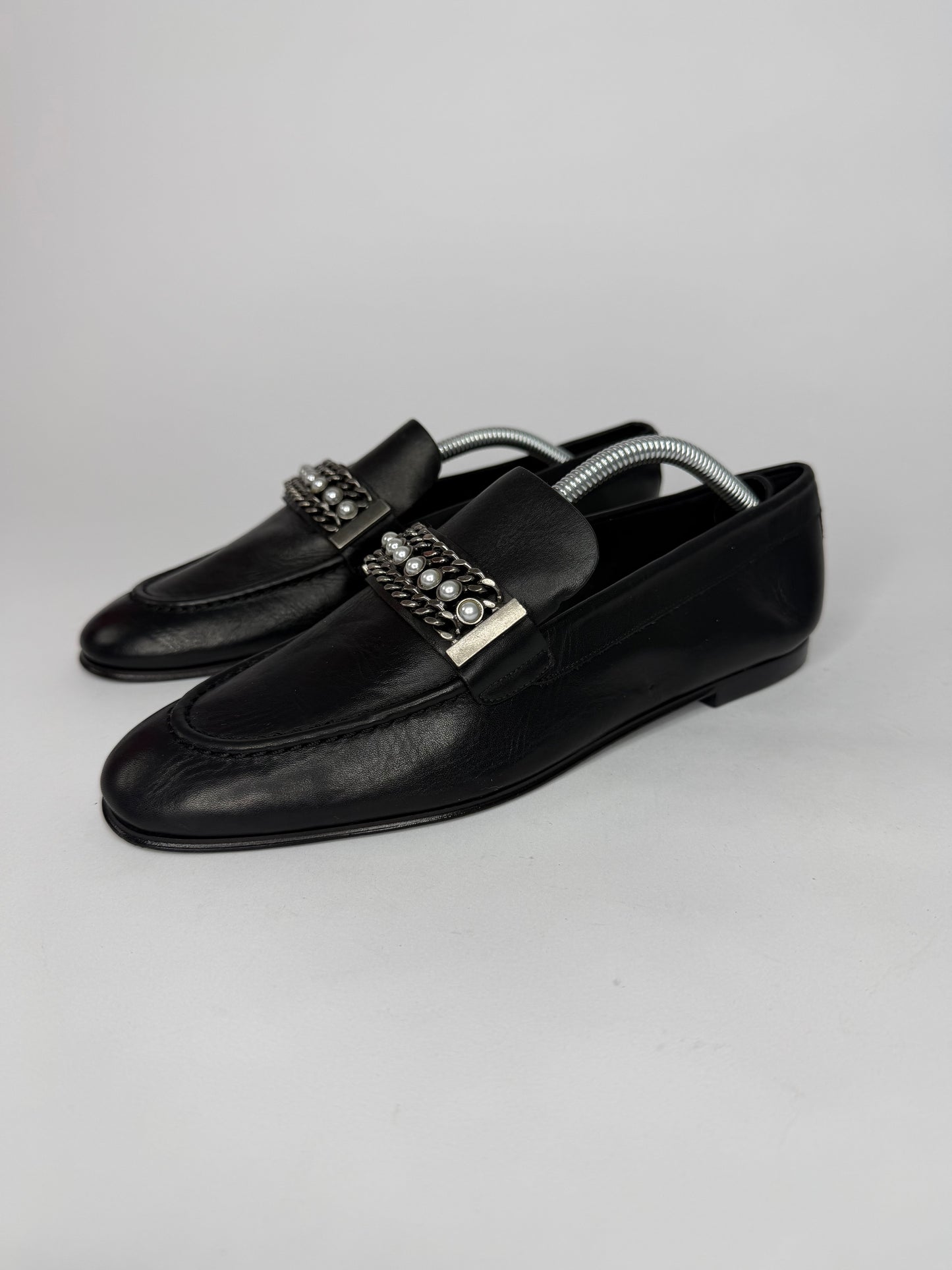 Chanel
2017 Faux Pearl Accents Loafers
Women's Size 37 EU/ 7 US