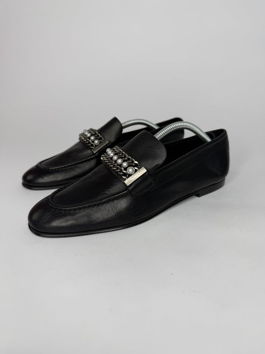 Chanel
2017 Faux Pearl Accents Loafers
Women's Size 37 EU/ 7 US