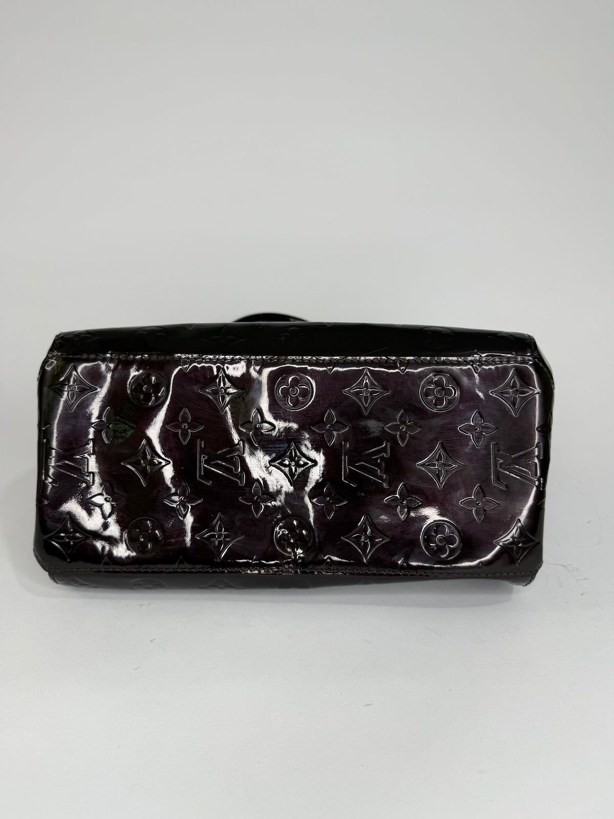 LOUIS VUITTON
Amarante Monogram Vernis Sherwood Bag