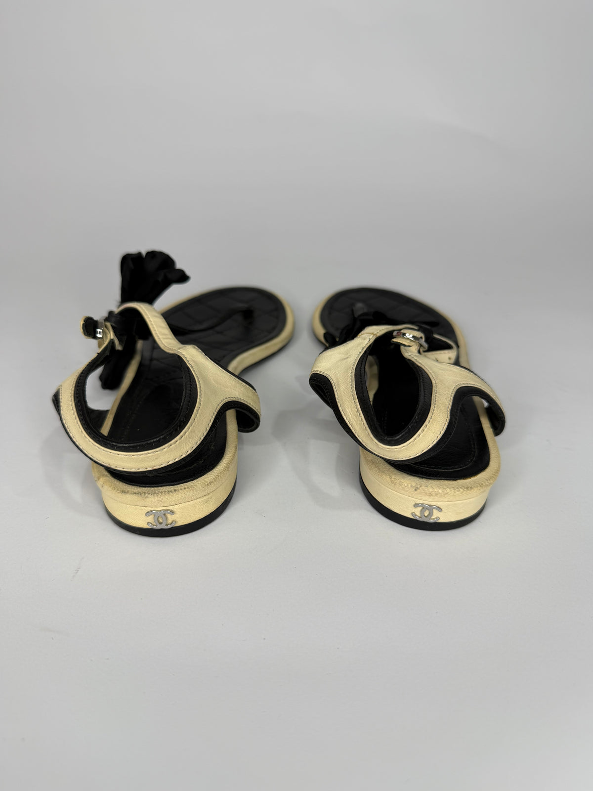 Chanel
2017 Interlocking CC Logo T-Strap Sandals
Women's Size 37 EU/ 7 US/ 4 UK
