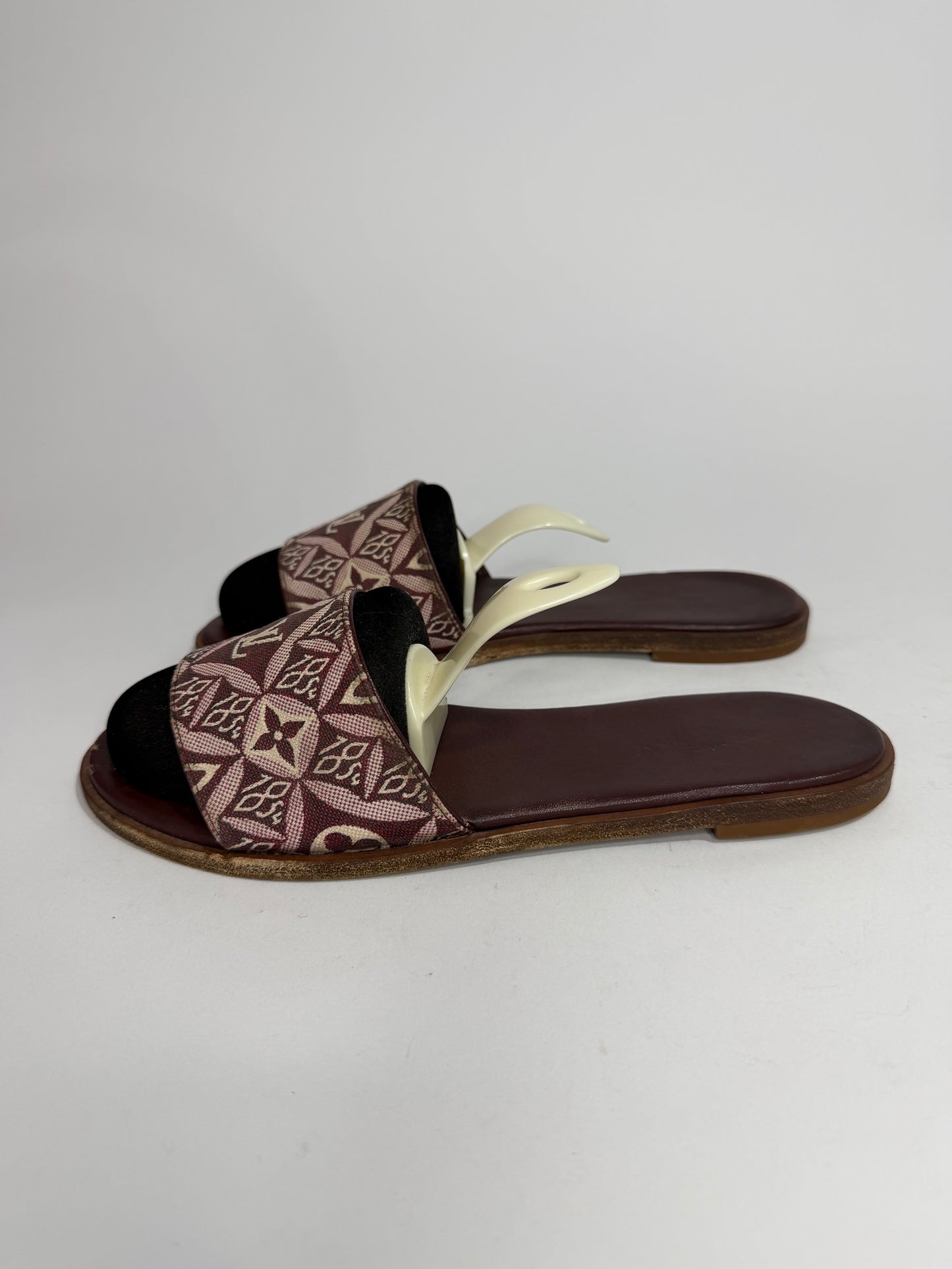 Louis Vuitton
LV Monogram Canvas Slides Size 38 EU/ 8 US