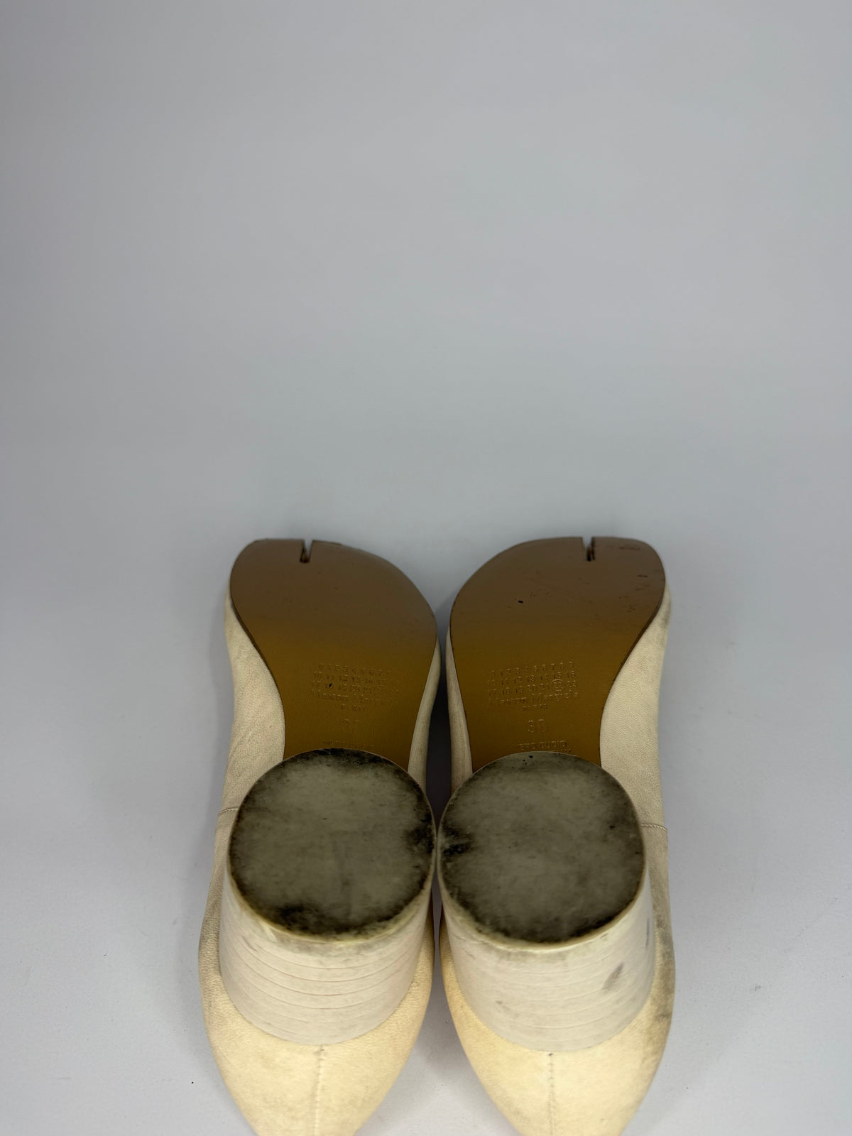 Maison Margiela
Tabi Bow Accents Pumps Size 38 EU/ 8 US