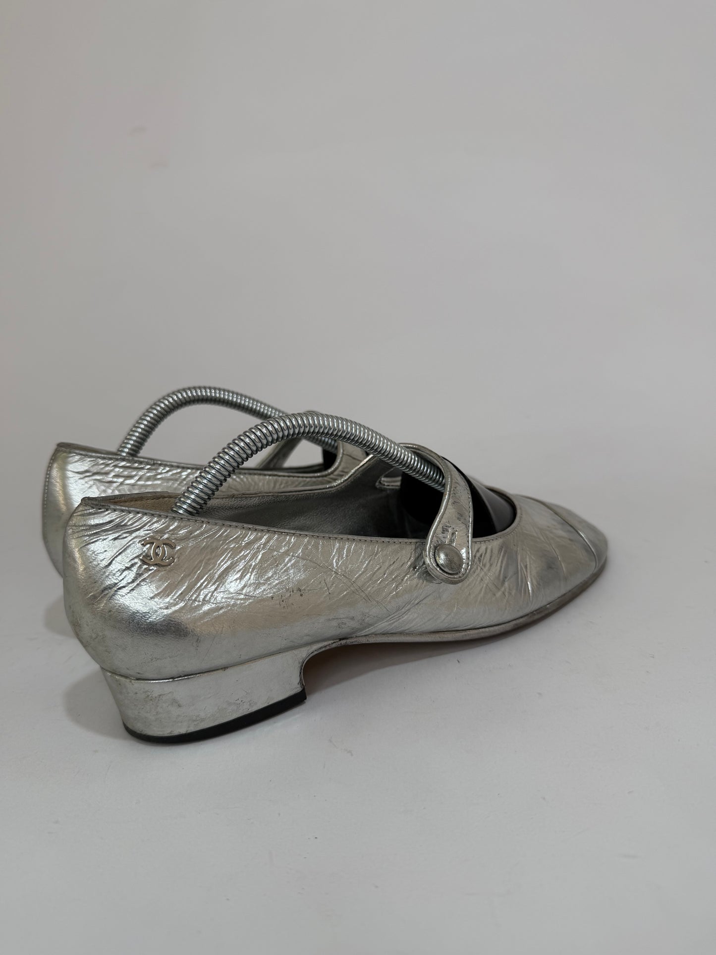 CHANEL
Silver Metallic Crinkled Leather Mary Jane Flats Size 37 EU/ 7 US/ 4 UK