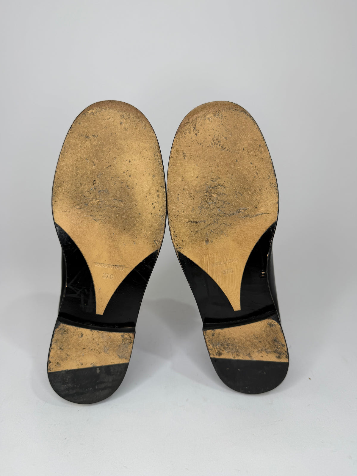 CHANEL
Shiny Calfskin Logo Loafers Black Size 37 EU/ 7 US