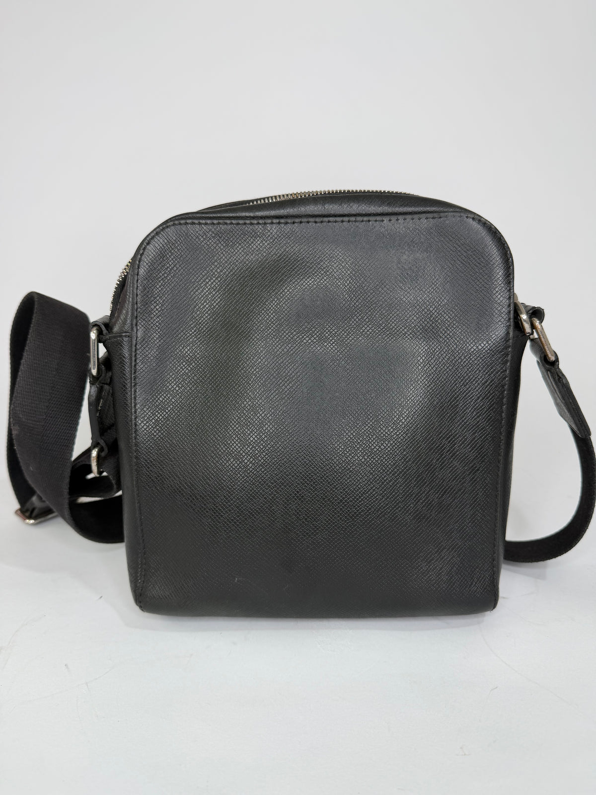 LOUIS VUITTON
Taiga Anton Pochette Black