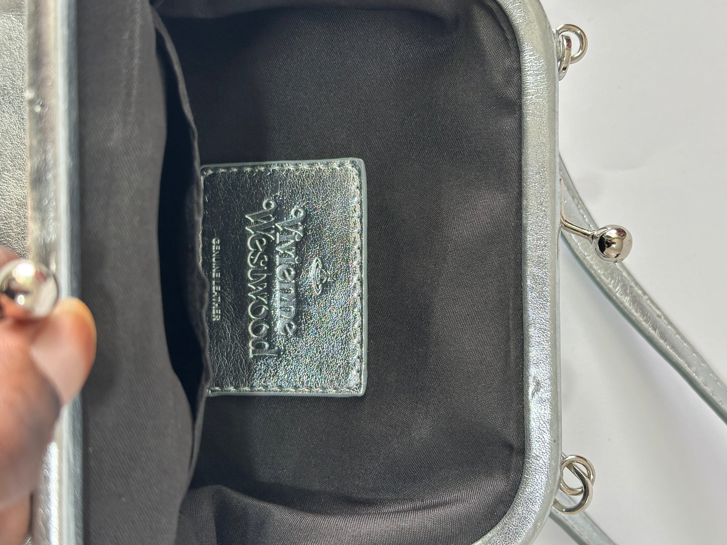 VIVIENNE WESTWOOD
Metallic-print Embossed-logo Tote In Silber