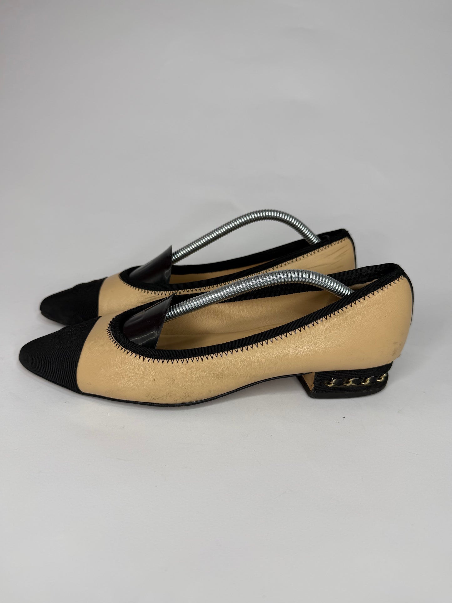 CHANEL
Lambskin Grossgrain Cap Toe Chain CC Flats Beige Black size 38 EU/ 8 US/ 5 UK
