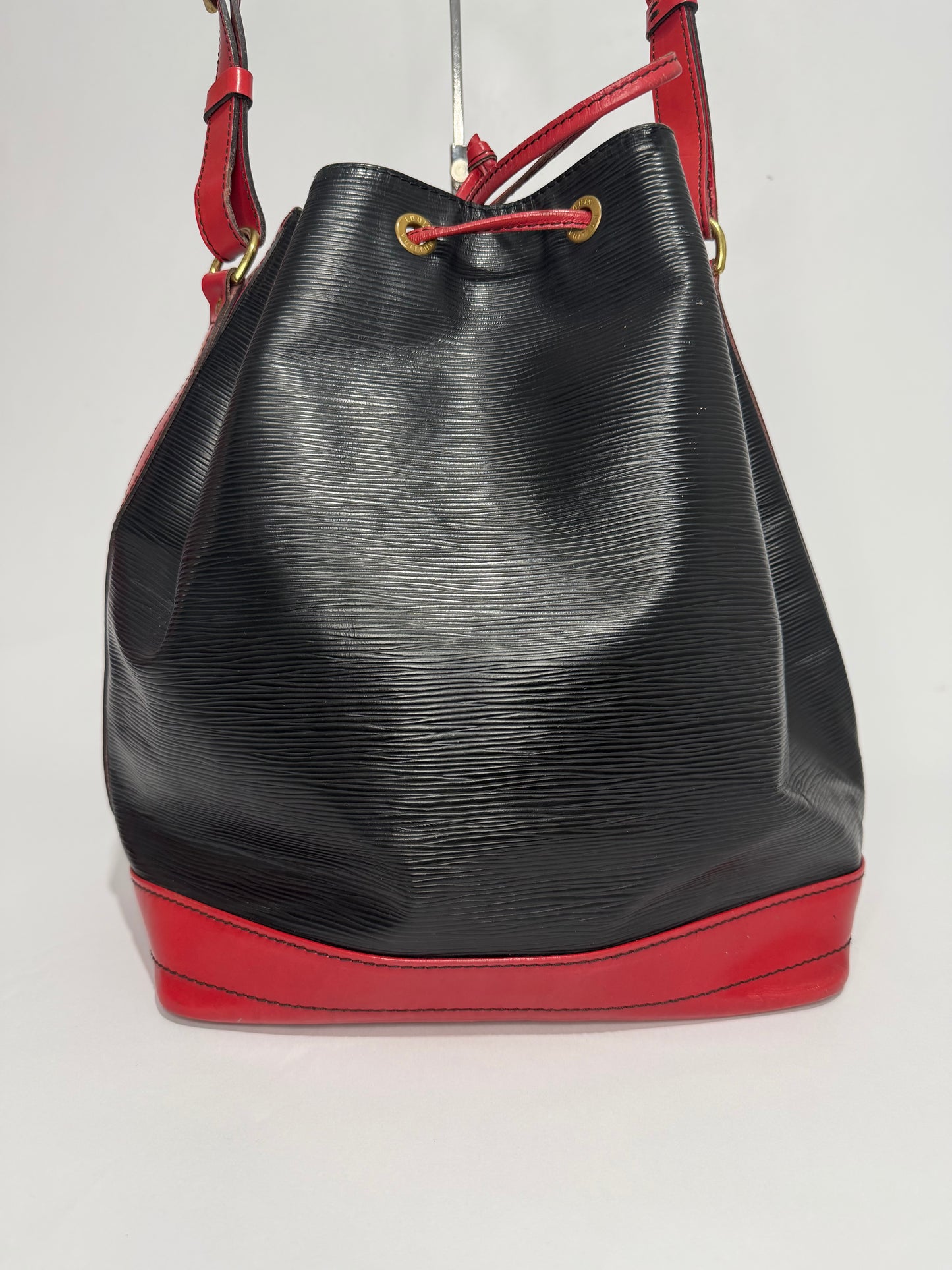 LOUIS VUITTON
Black/Castilian Red Epi Leather Large Noe Bag