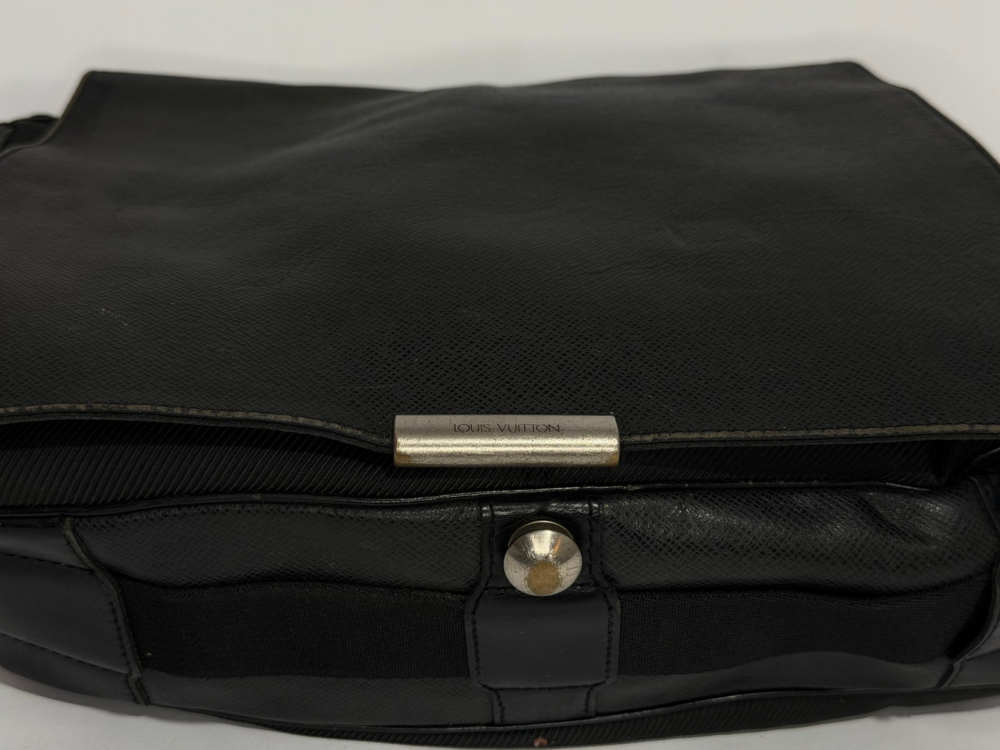 LOUIS VUITTON Black Taiga Leather Viktor Messenger Bag