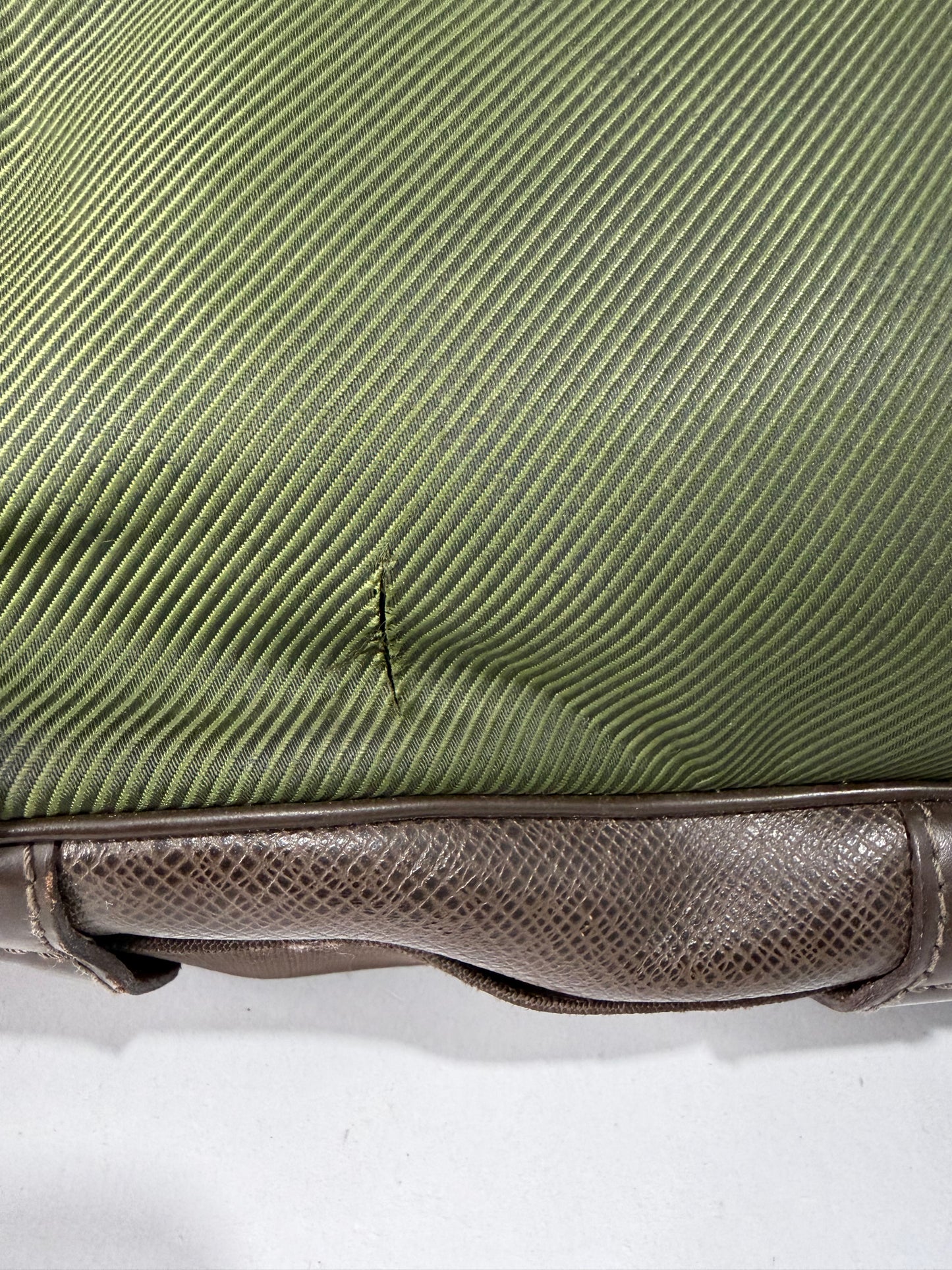 LOUIS VUITTON
Brown Taiga Leather Viktor Messenger Bag