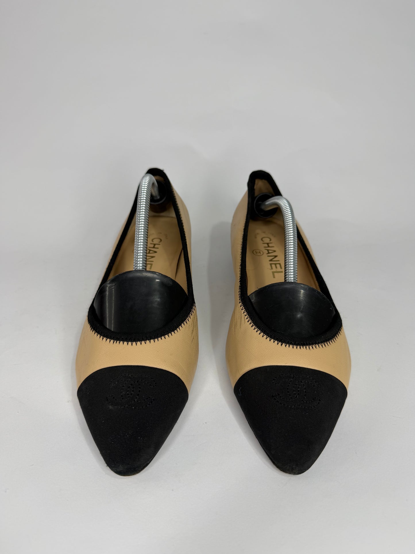 CHANEL
Lambskin Grossgrain Cap Toe Chain CC Flats Beige Black size 38 EU/ 8 US/ 5 UK