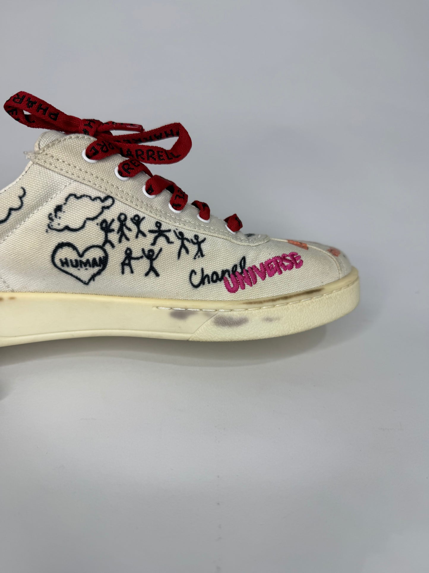Chanel x Pharrell CC White Canvas Graffiti Print Low Top Sneakers Size 39 EU/ 9 US/ 6 UK