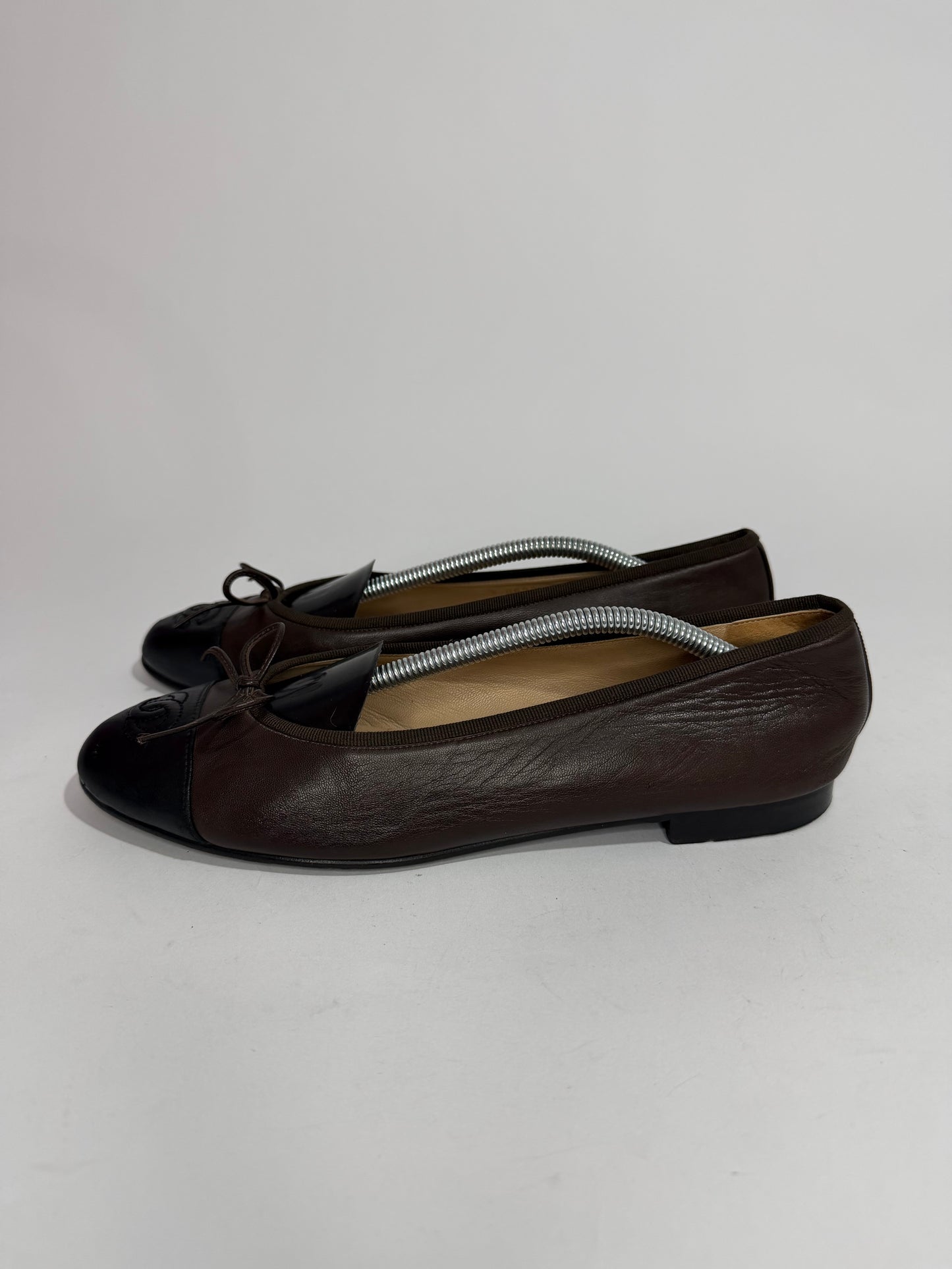 CHANEL
Brown/Black Lambskin Leather CC Ballet Flats Size 39.5 EU/ 9.5 US