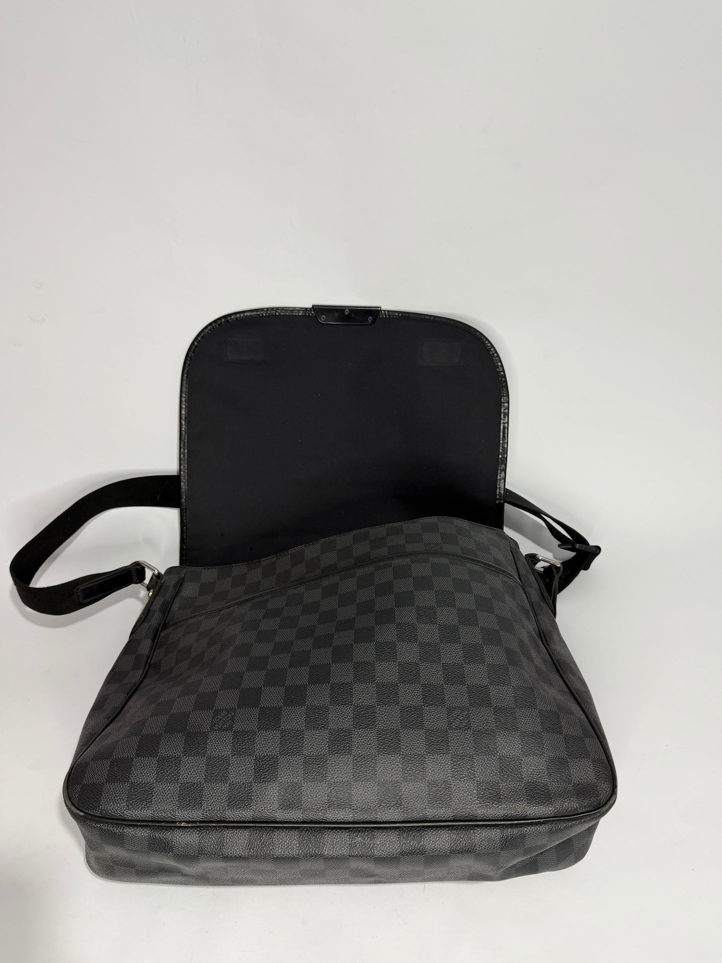 Louis Vuitton Damier Graphite Canvas Daniel MM Messenger Bag