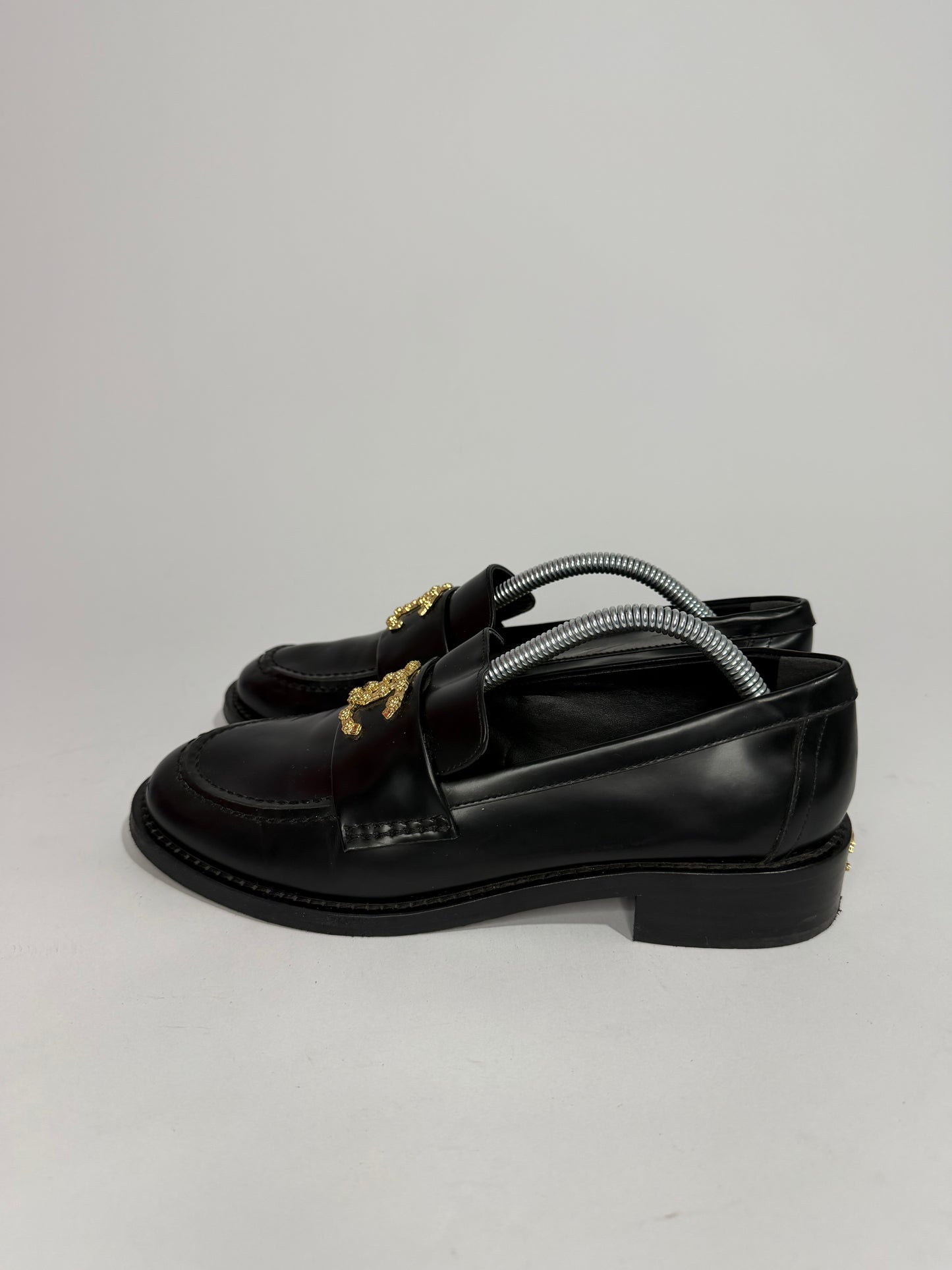 Chanel
Interlocking CC Logo Loafers
Women's Size