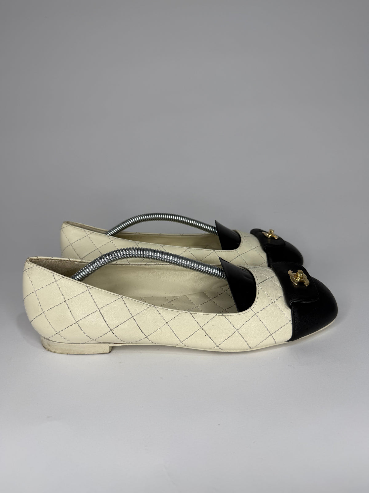 Chanel
2024 Interlocking CC Logo Ballet Flats
Women's Size 38 EU/ 8 US