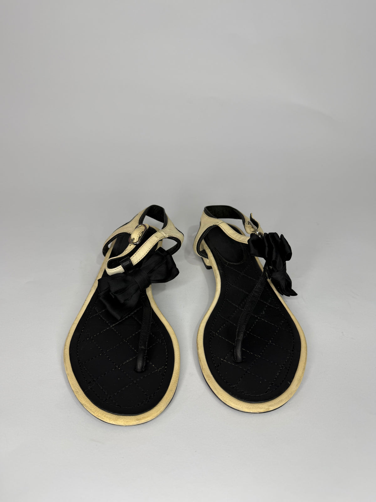 Chanel
2017 Interlocking CC Logo T-Strap Sandals
Women's Size 37 EU/ 7 US/ 4 UK