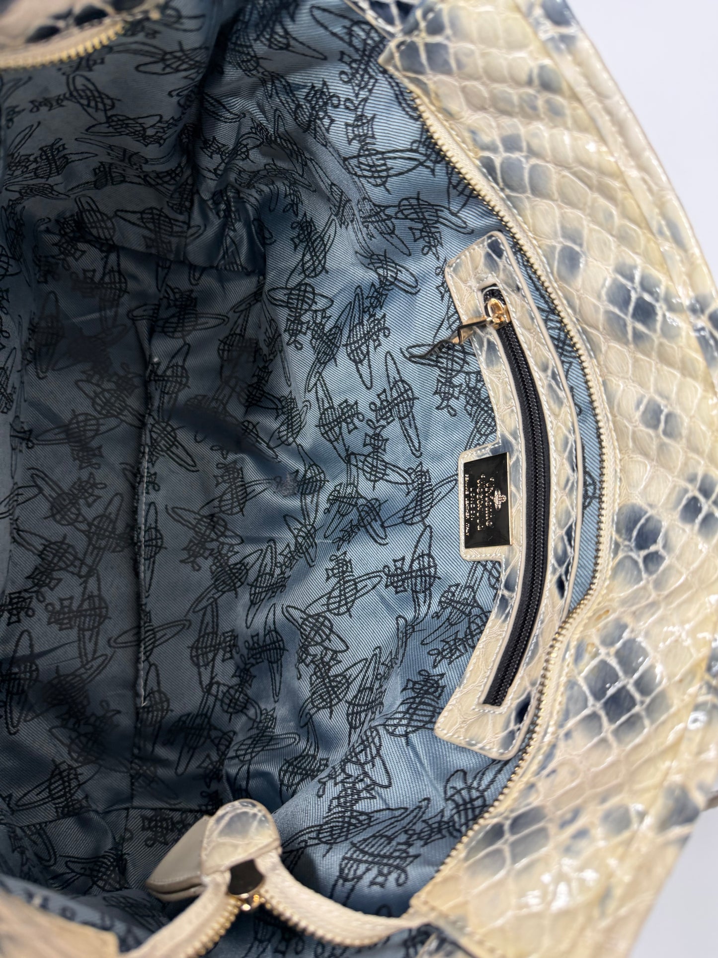 VIVIENNE WESTWOOD Metallic-print Embossed-logo Tote In Silber