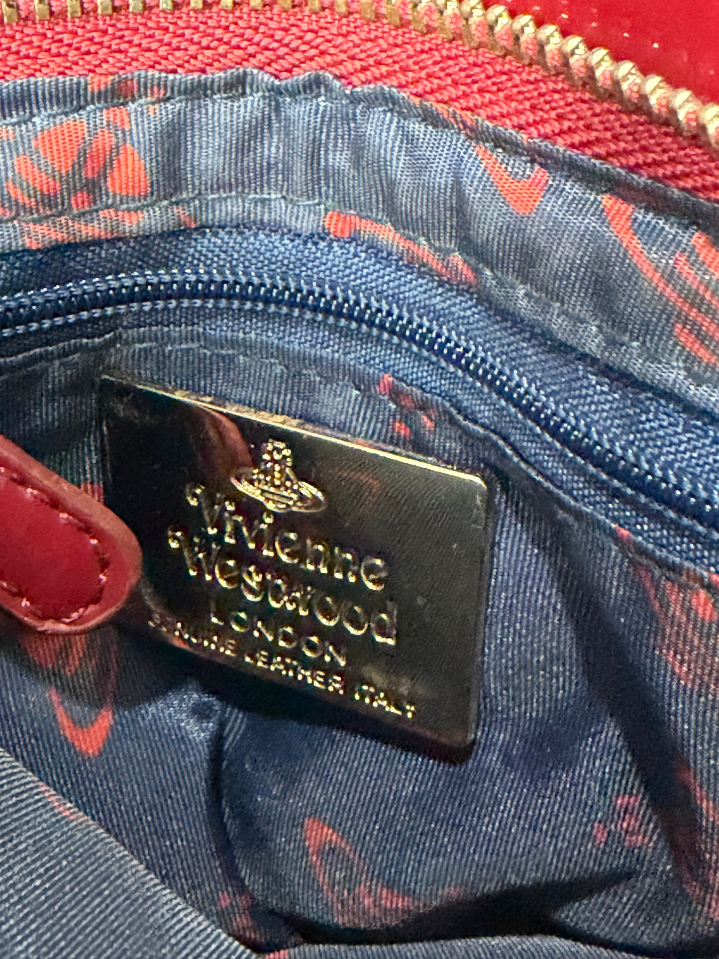 Vivienne Westwood
Patent Leather Heart Crossbody Bag