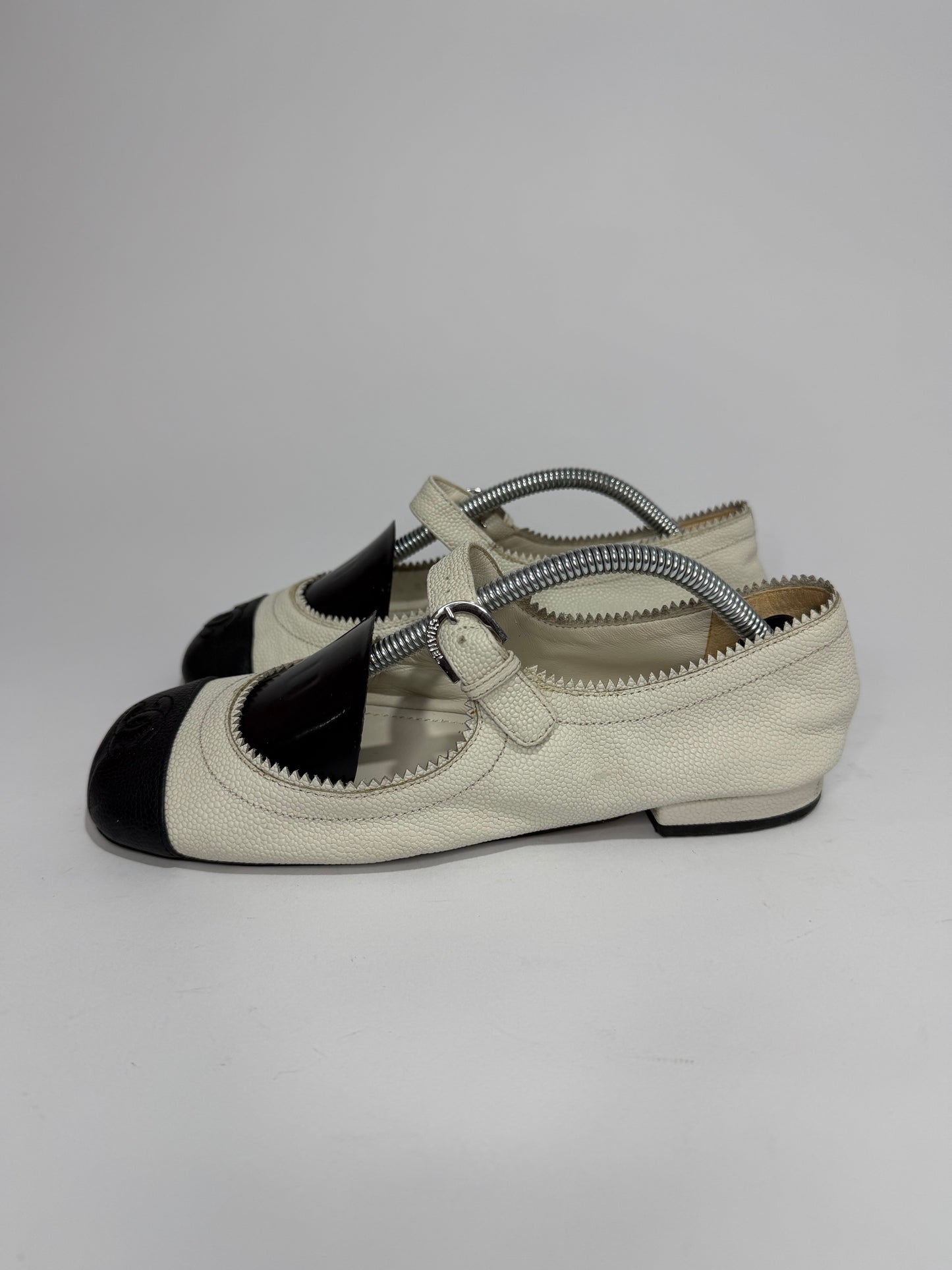 CHANEL
Calfskin Mary Jane Flats 36 White Black