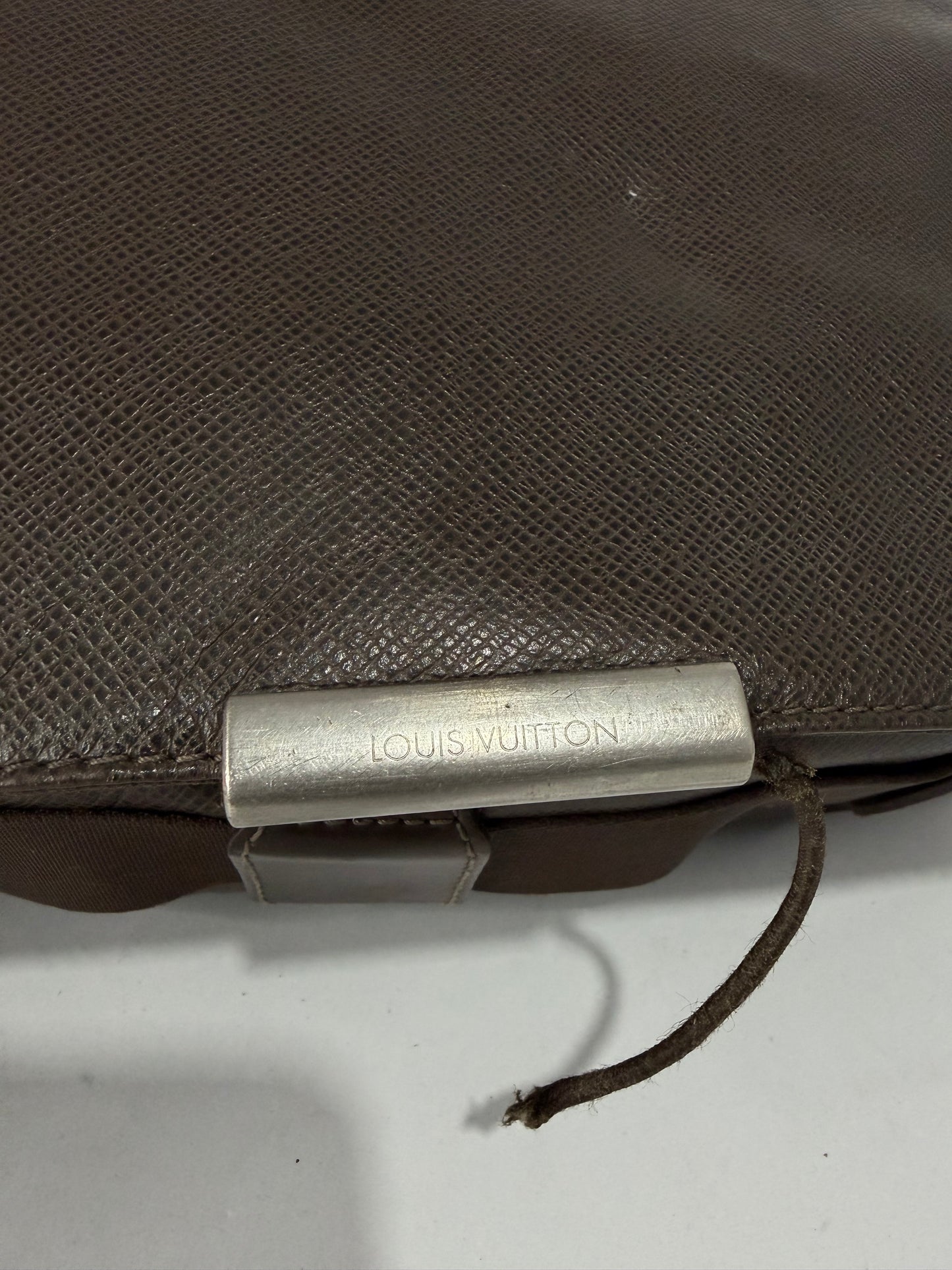 LOUIS VUITTON
Brown Taiga Leather Viktor Messenger Bag