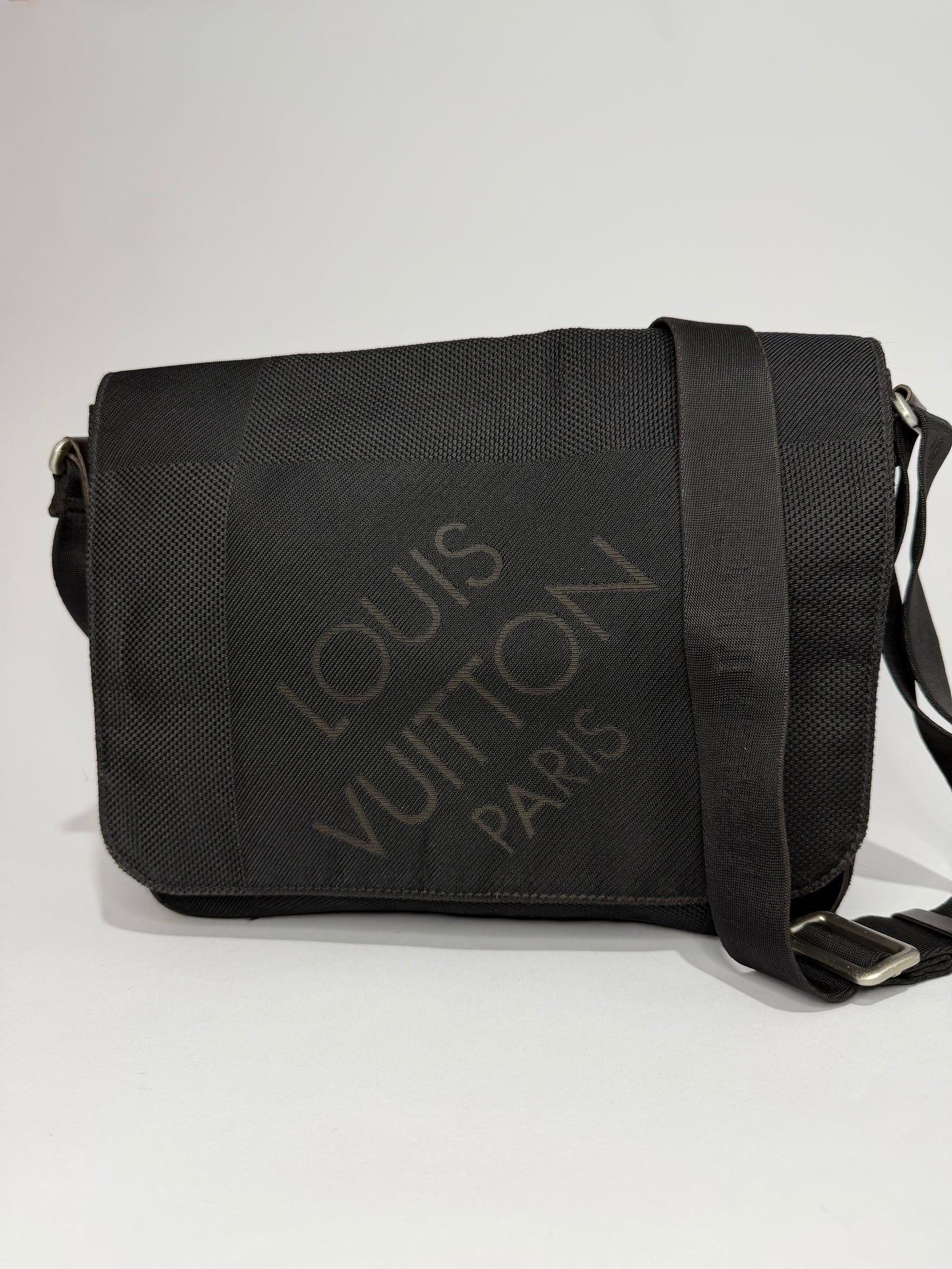 LOUIS VUITTON
Black Damier Geant Canvas Loup Messenger Bag