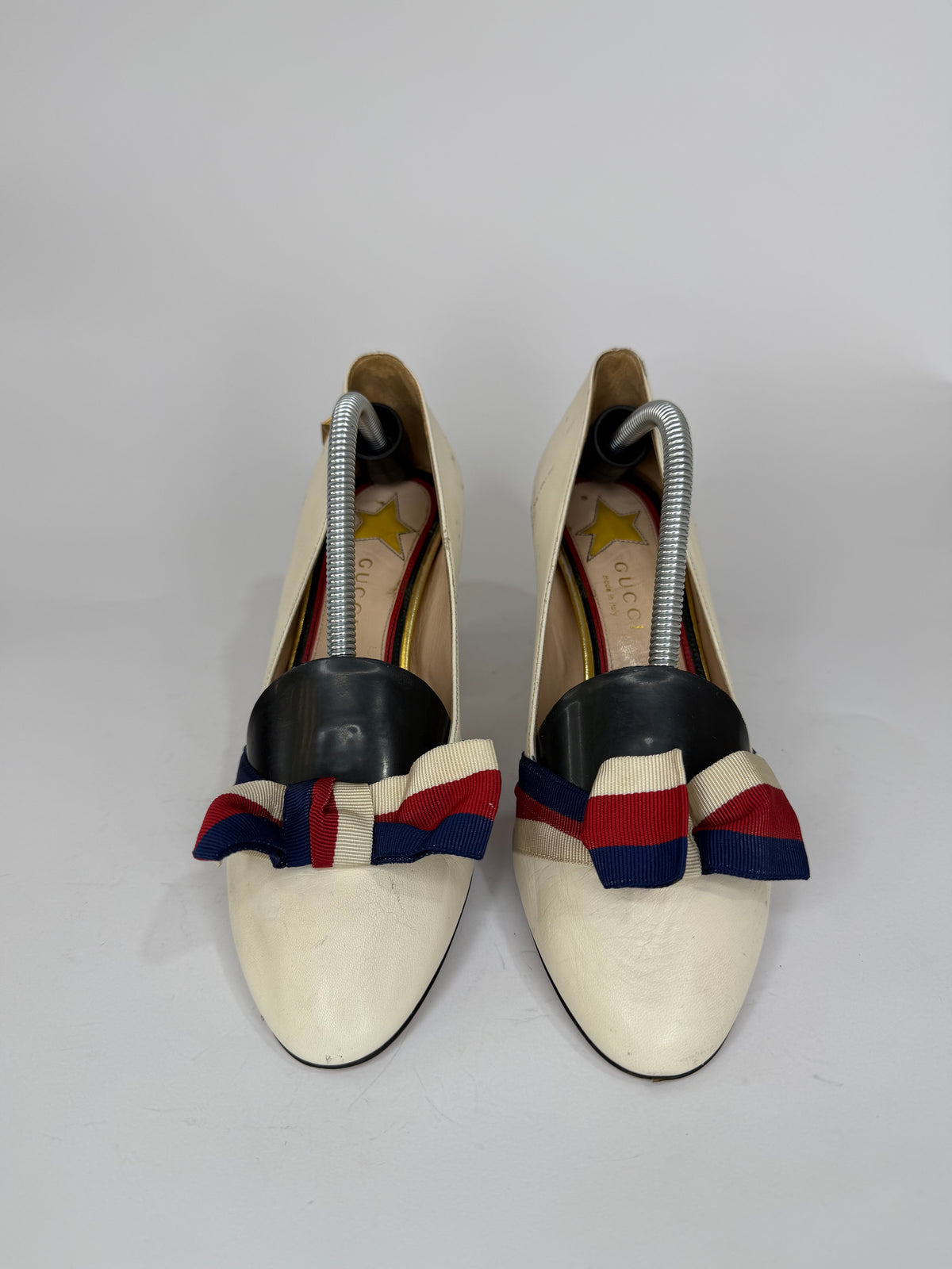 GUCCI
White Leather Vintage Web Bow Pumps Size 36.5 EU/ 6.5 US/ 3.5 UK