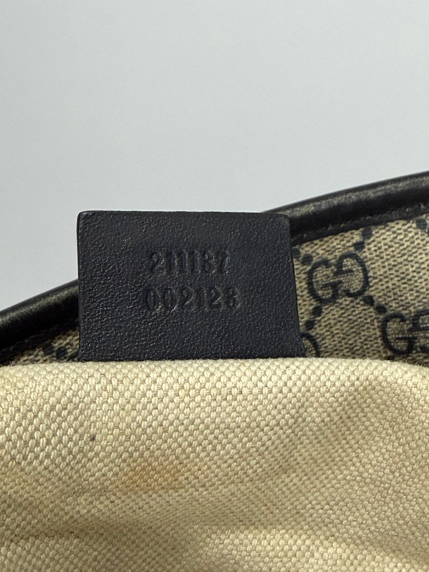 GUCCI GG Supreme Monogram Medium Zippered Shopping Tote in Navy