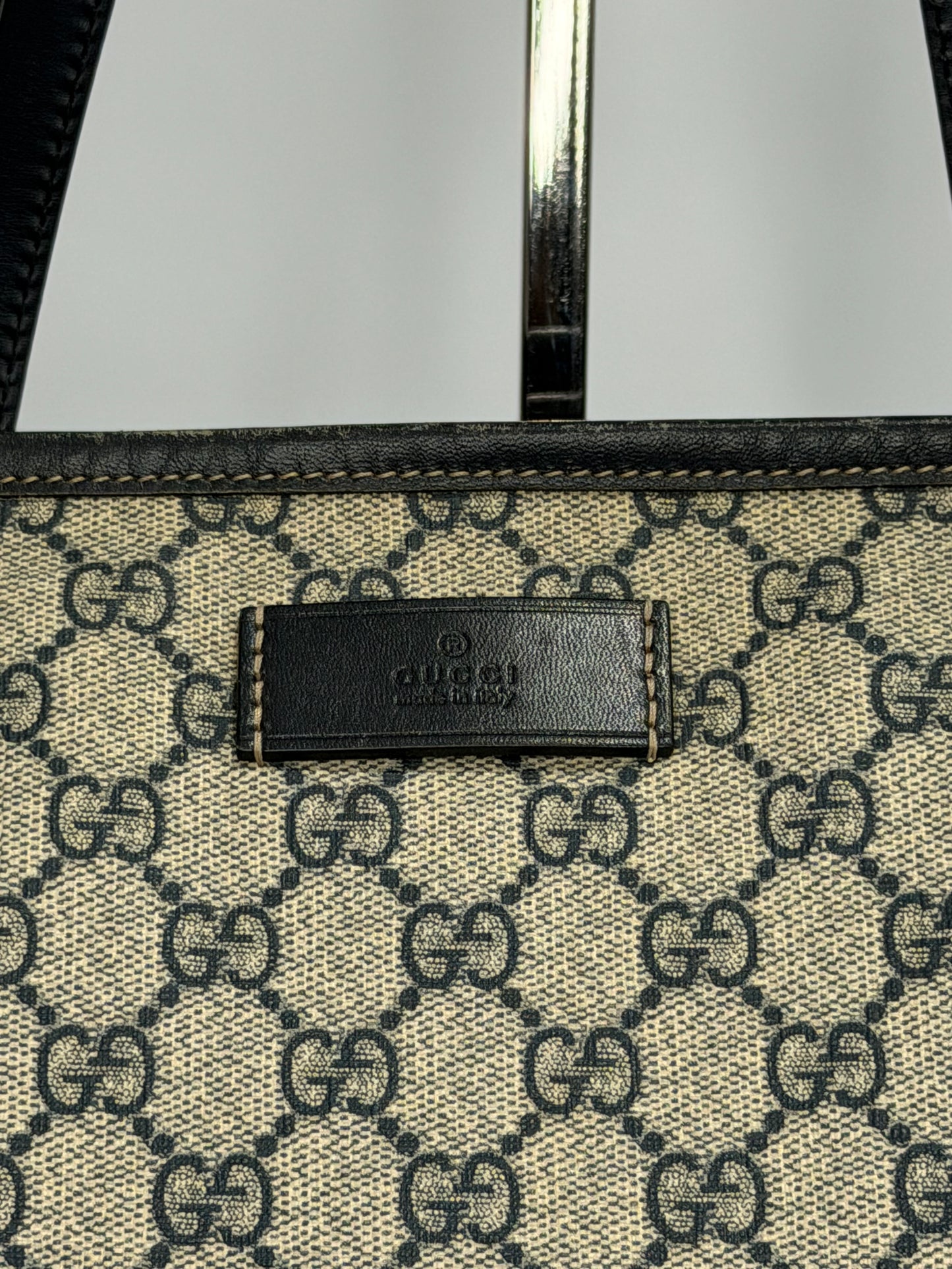 GUCCI GG Supreme Monogram Medium Zippered Shopping Tote in Navy