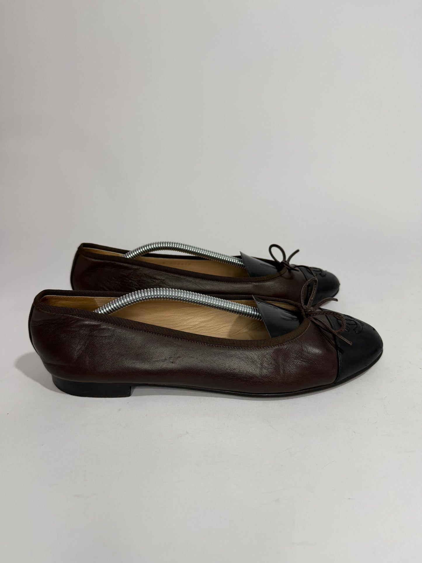 CHANEL
Brown/Black Lambskin Leather CC Ballet Flats Size 39.5 EU/ 9.5 US