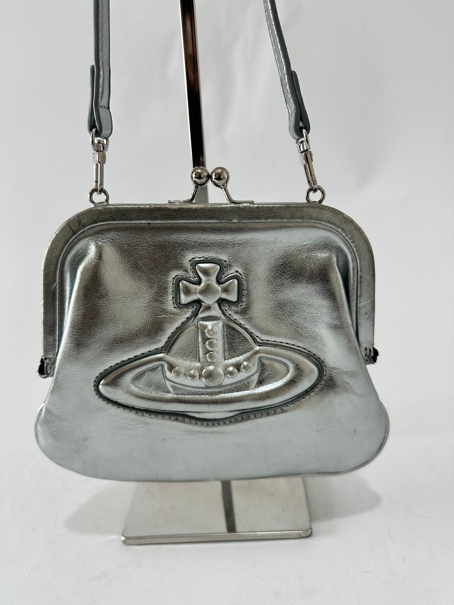 VIVIENNE WESTWOOD
Metallic-print Embossed-logo Tote In Silber