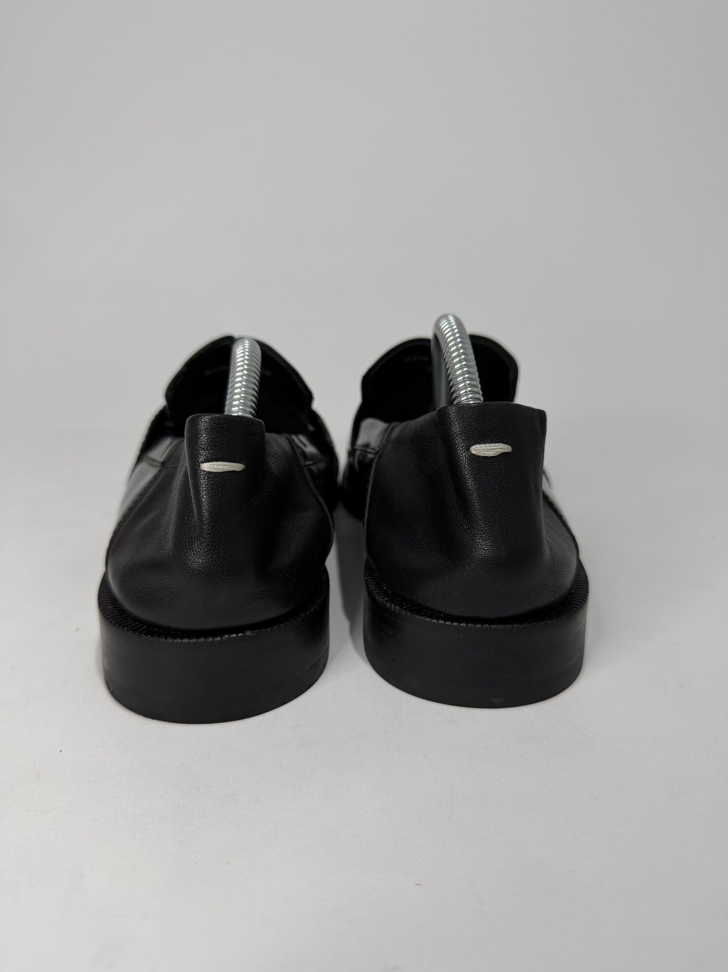 Maison Margeil
Tabi strap split-toe loafers Size 38 EU/ 8 US/ 5UK