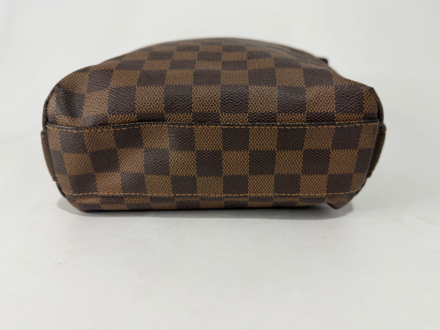 LOUIS VUITTON
Damier Ebene Trotteur Beaubourg