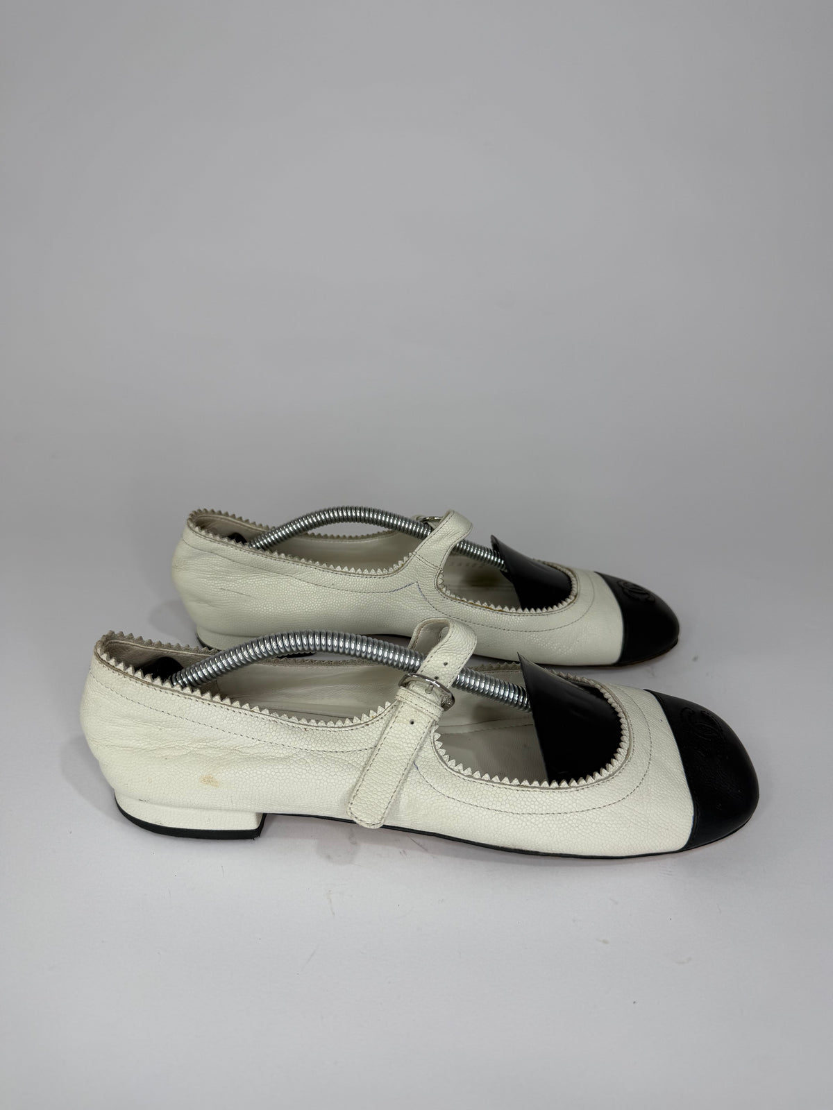 Chanel White/Black Leather CC Mary Jane Flats Size 39 EU/ 9 US