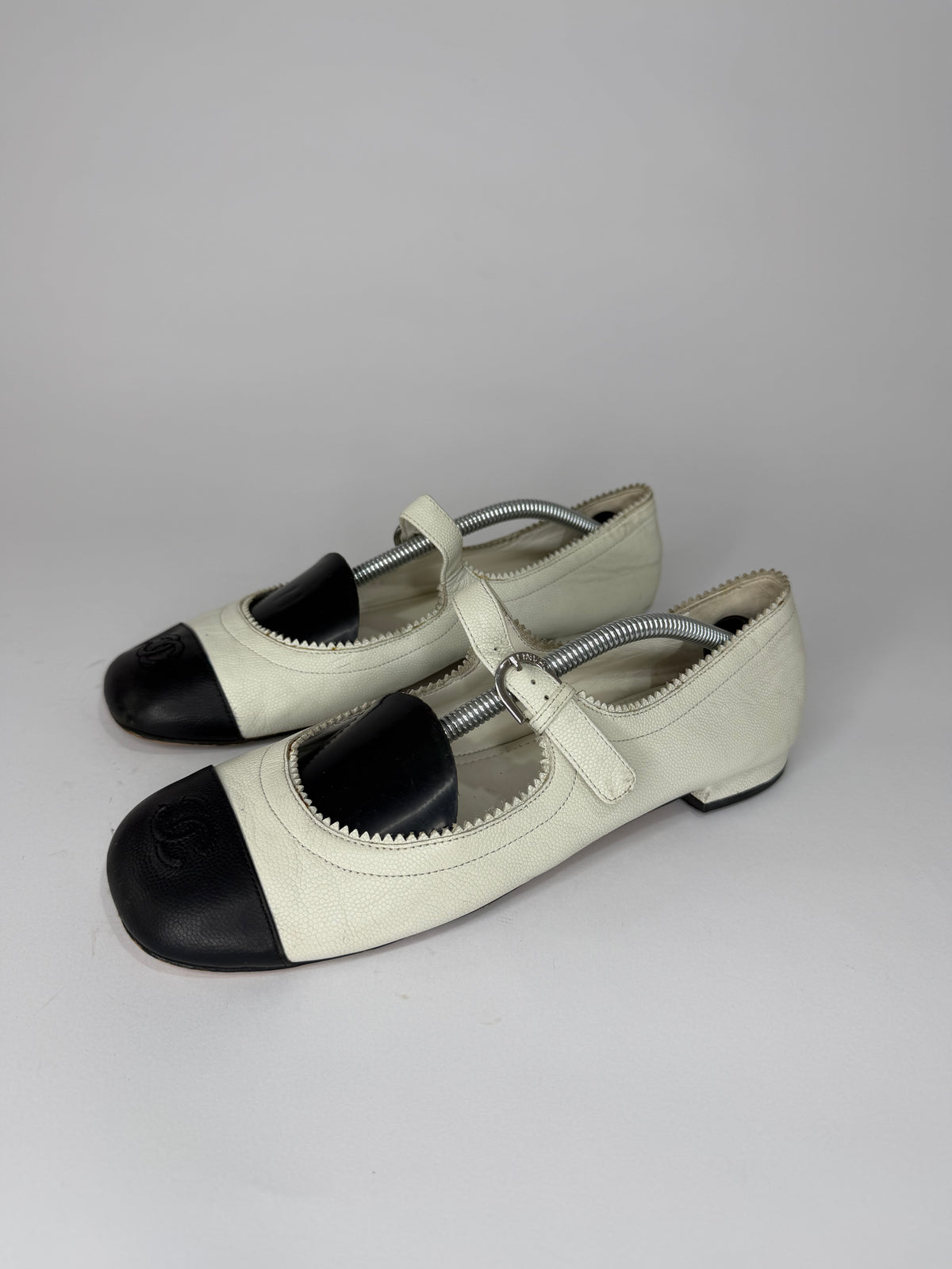 Chanel White/Black Leather CC Mary Jane Flats Size 39 EU/ 9 US