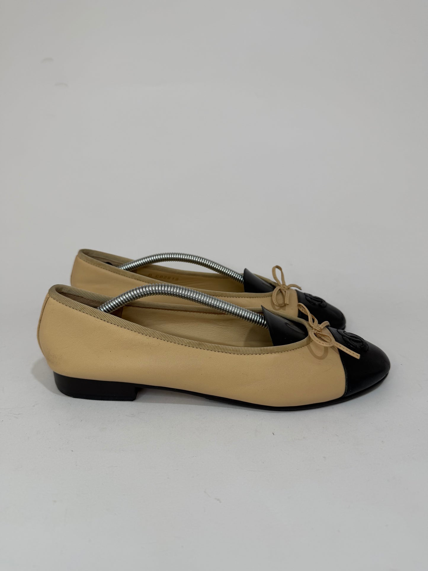 CHANEL Beige/Black Lambskin Leather CC Ballet Flats Size 39 EU/ 9 US