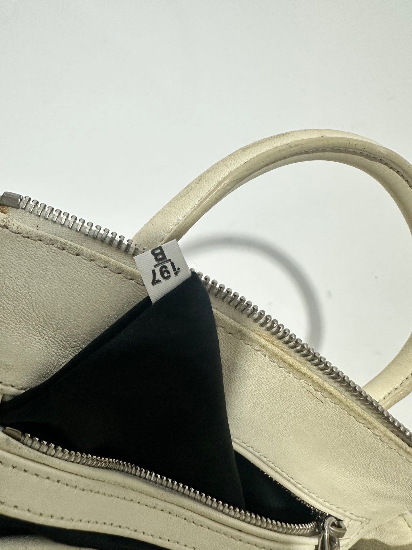 MIU MIU 
Nappa Matelasse Lux Mini Crossbody Tote Bianco