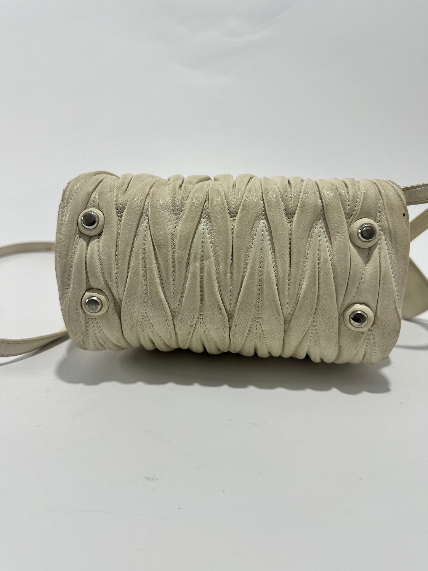 MIU MIU 
Nappa Matelasse Lux Mini Crossbody Tote Bianco