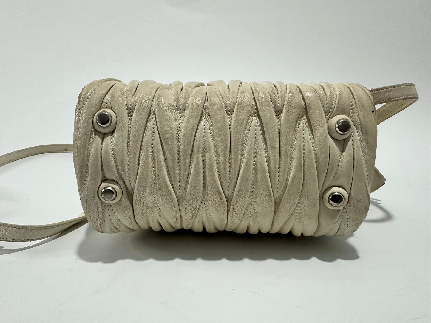 MIU MIU 
Nappa Matelasse Lux Mini Crossbody Tote Bianco
