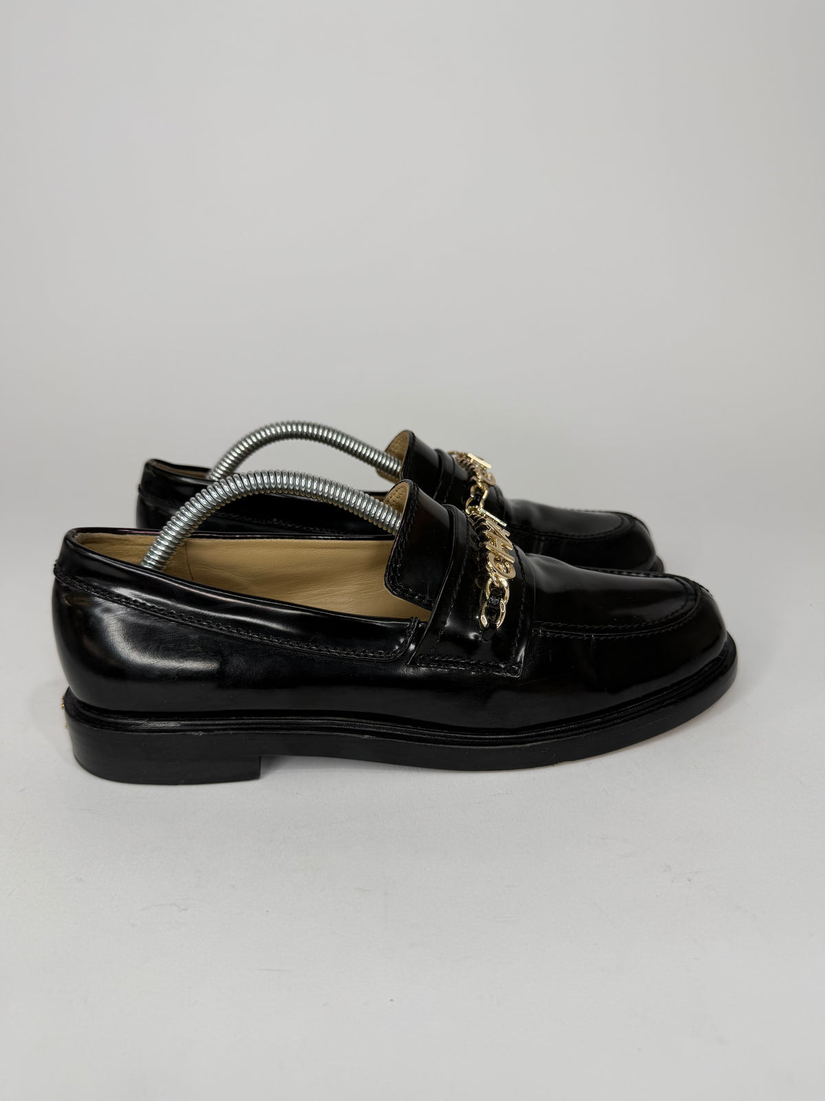 CHANEL
Shiny Calfskin Logo Loafers Black Size 37 EU/ 7 US