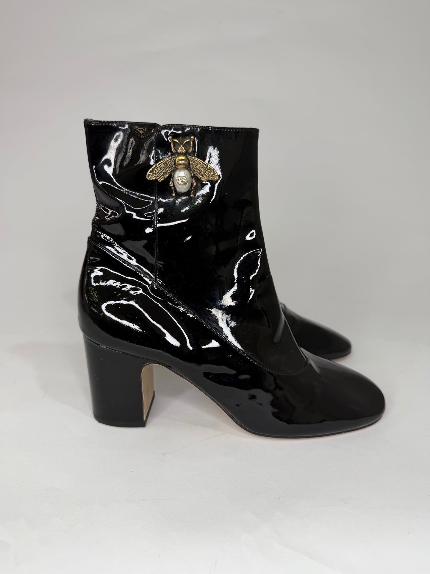 Gucci
Lois Patent Leather Bee Boots
Size 37.5 EU/ 7.5 US/ 4.5 UK