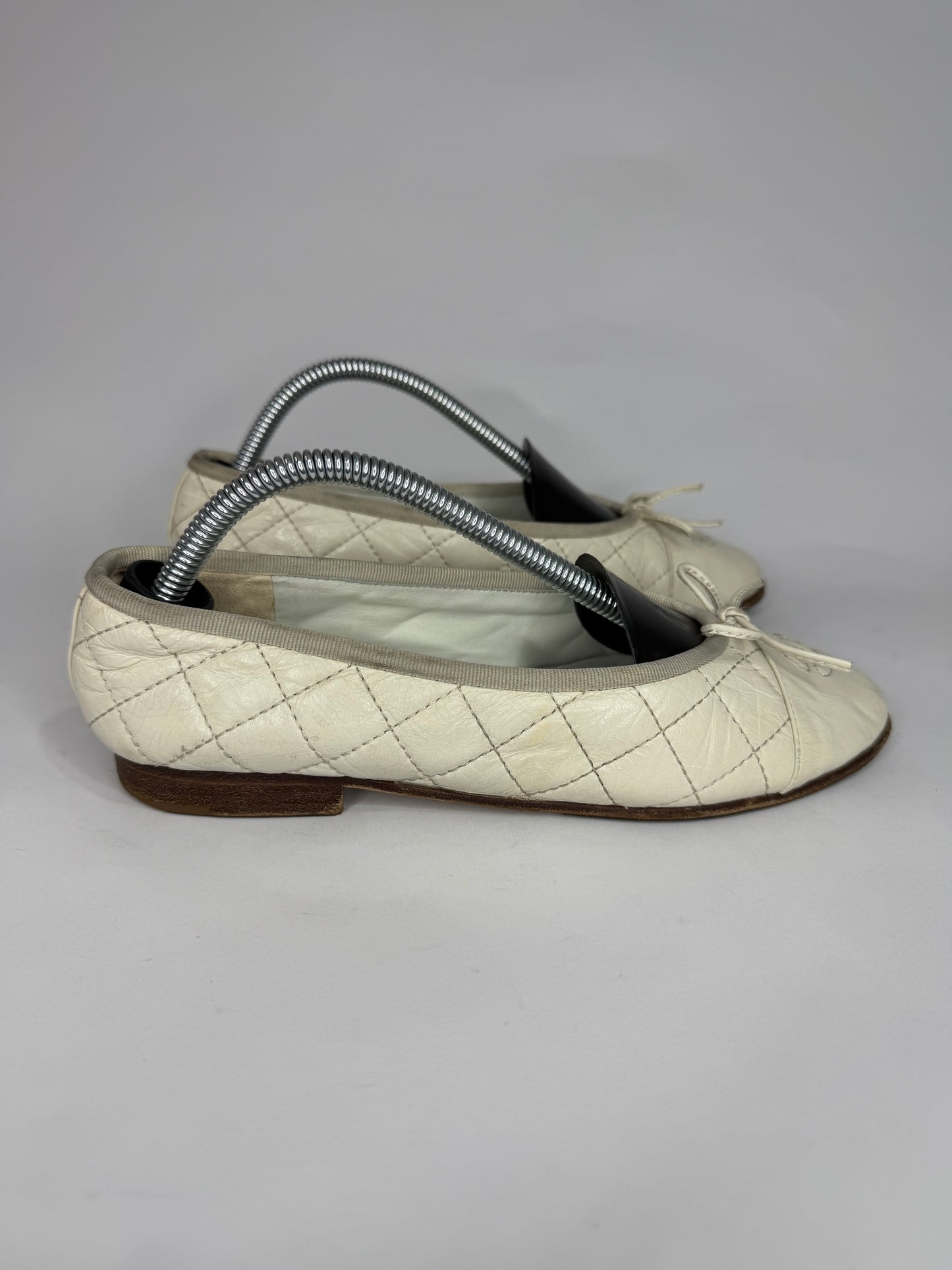 Chanel White Quilted Caviar Leather CC Ballet Flats Size 36 EU/ 6 US/ 3 UK