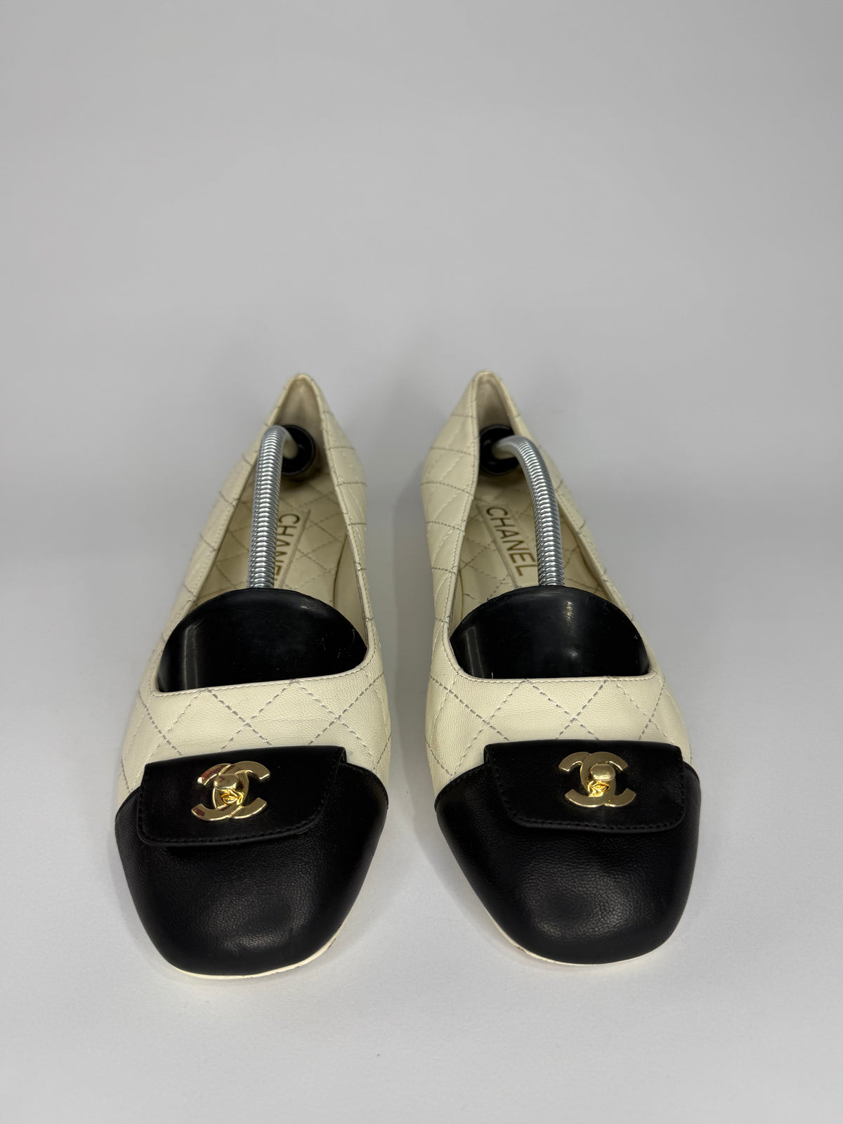 Chanel
2024 Interlocking CC Logo Ballet Flats
Women's Size 38 EU/ 8 US