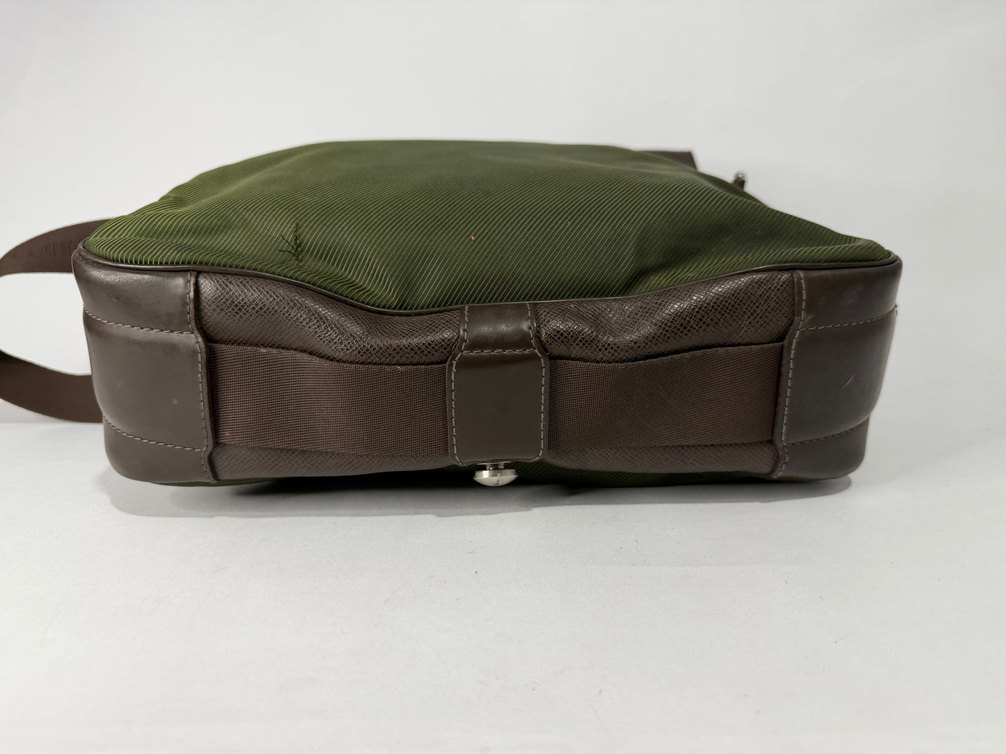 LOUIS VUITTON
Brown Taiga Leather Viktor Messenger Bag