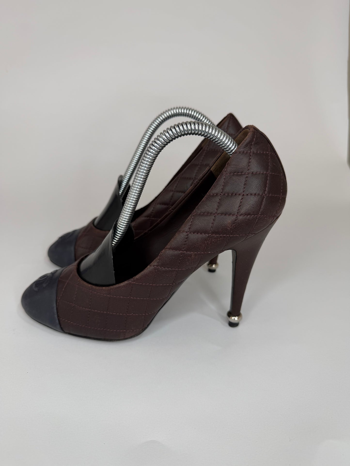 Chanel Burgundy/Navy Blue Quilted Leather CC Cap Toe Pumps Size 38 EU/ 8 US/ 5 UK