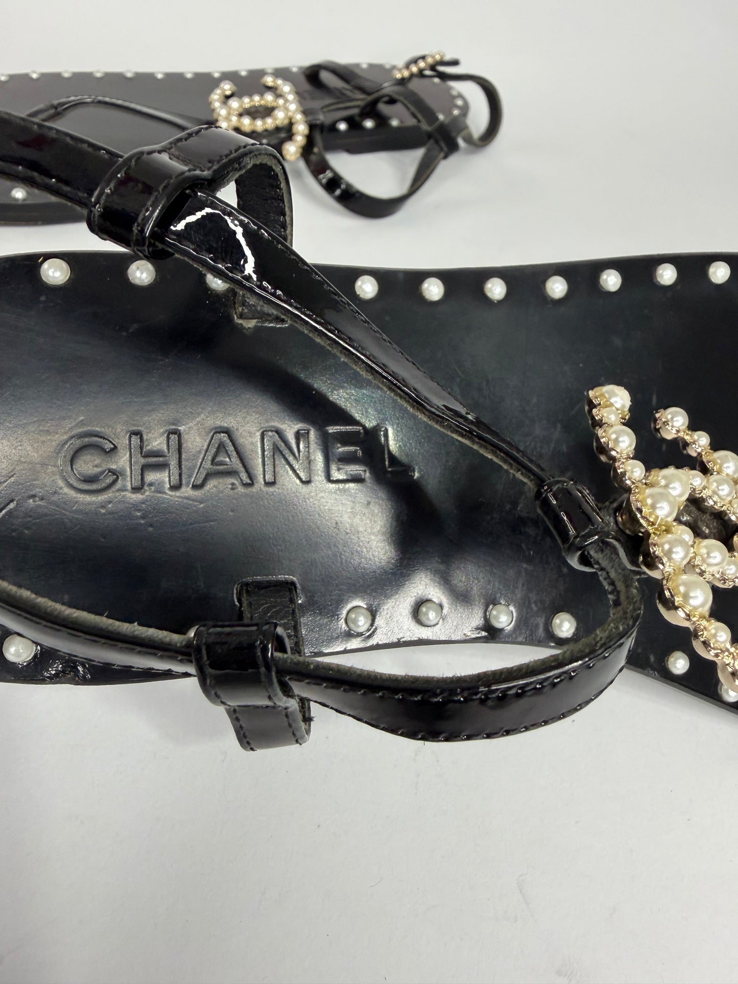 Chanel
Interlocking CC Logo Patent Leather T-Strap Sandals
Women's Size 37 EU/ 7 US