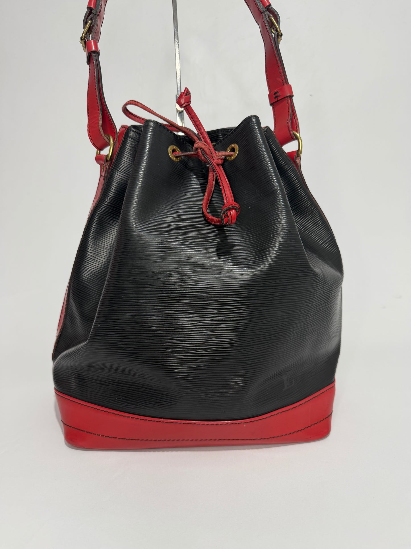 LOUIS VUITTON
Black/Castilian Red Epi Leather Large Noe Bag